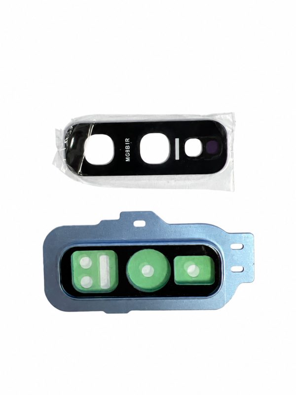 Samsung Galaxy S10e G970 galinės kameros stikliukas Prism Blue (mėlynas) – baltame fone Samsung Galaxy S10e G970 galinės kameros stikliukas Prism Blue (mėlynas) baltame fone